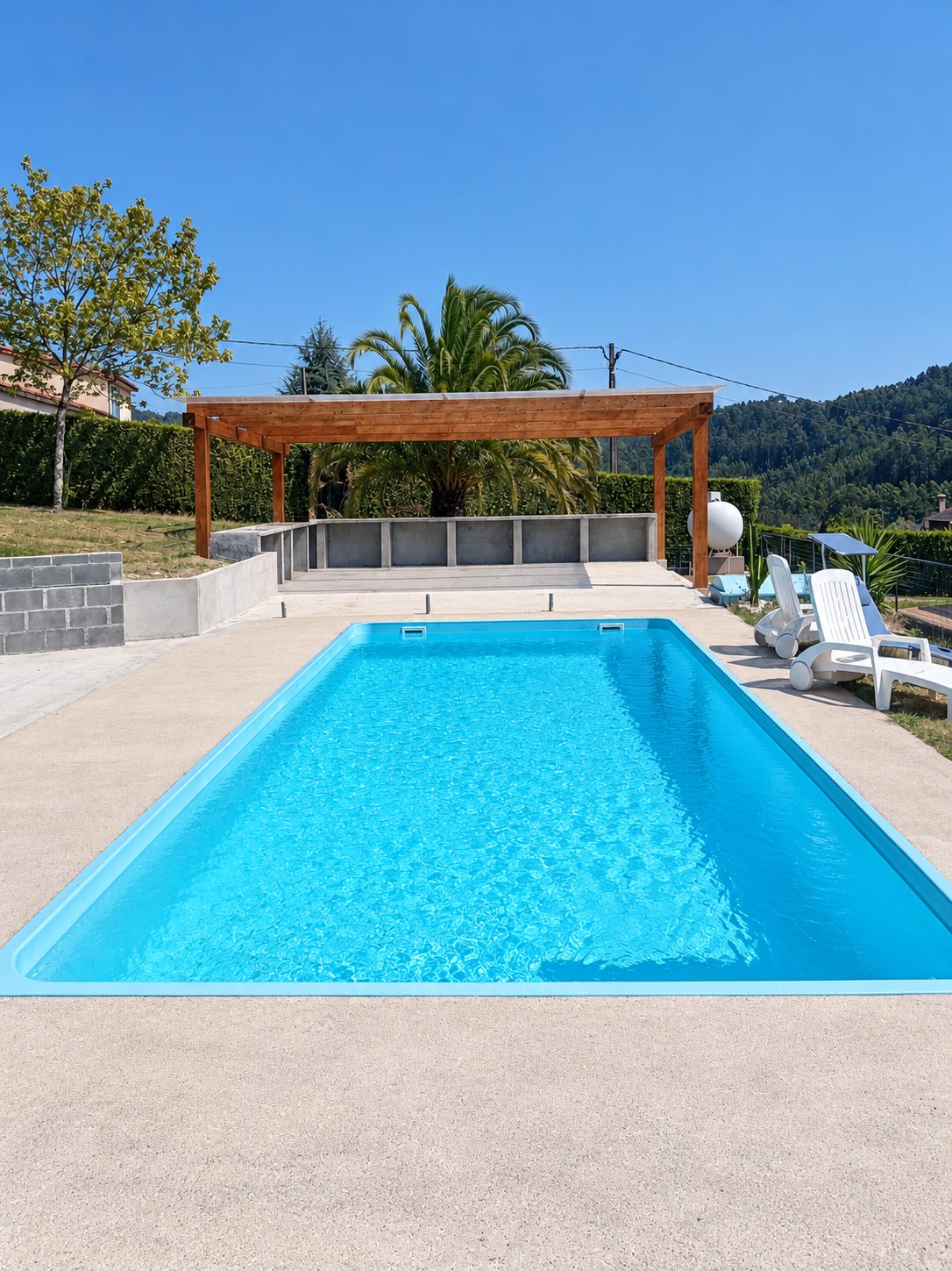 Piscina y exteriores con pérgola de madera realizados por AUXUA; fotografía retocada